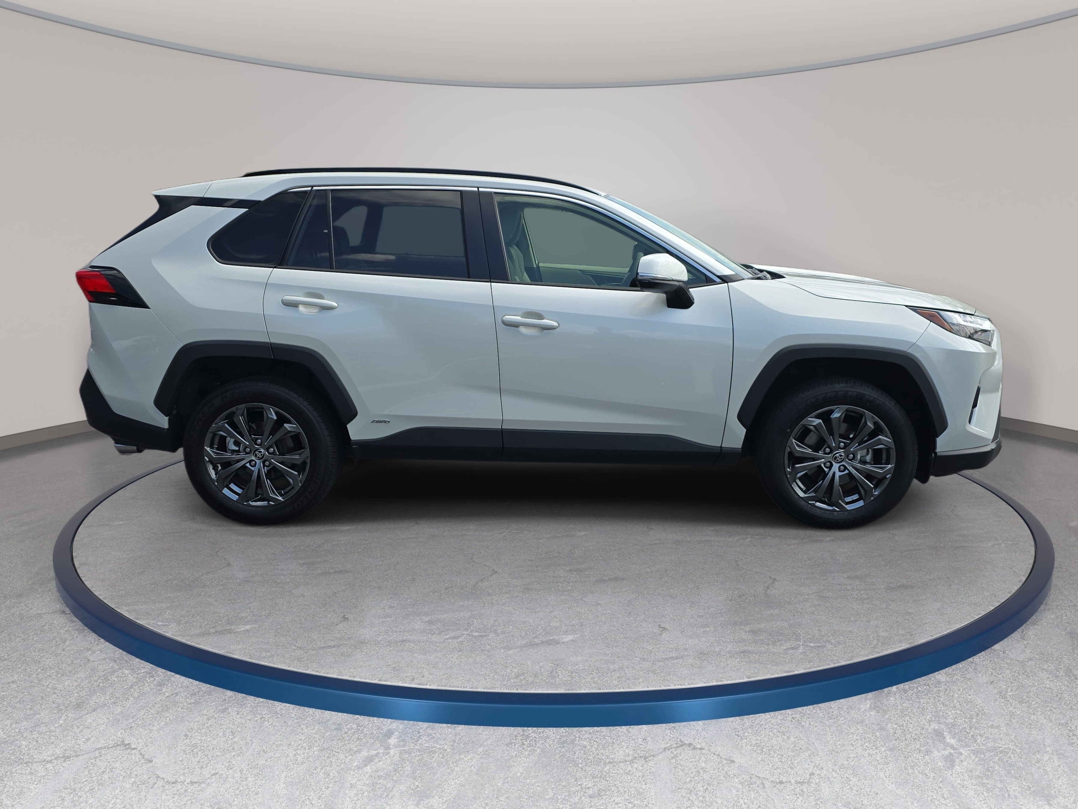 Used 2022 Toyota RAV4 XLE Premium image 4