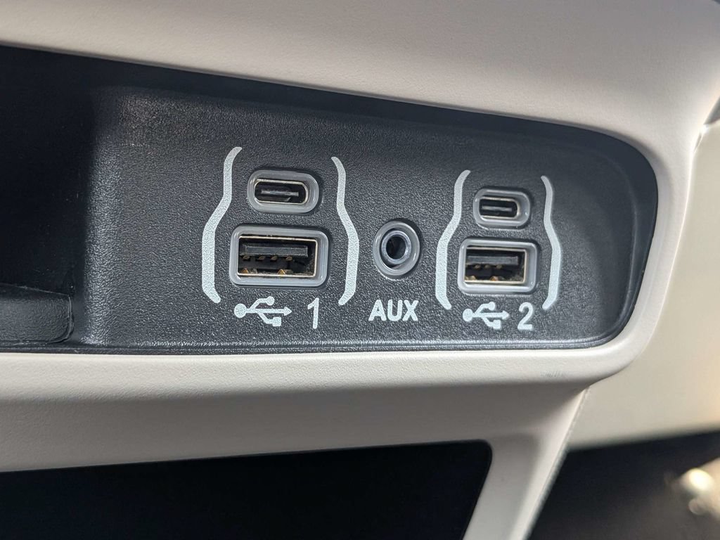 Used 2024 Chrysler Pacifica Touring-L FWD image 23