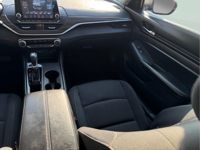 Used 2025 Nissan Altima 2.5 SV FWD image 10