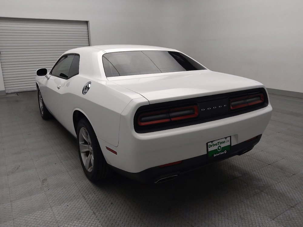 Used 2016 Dodge Challenger SXT RWD image 5