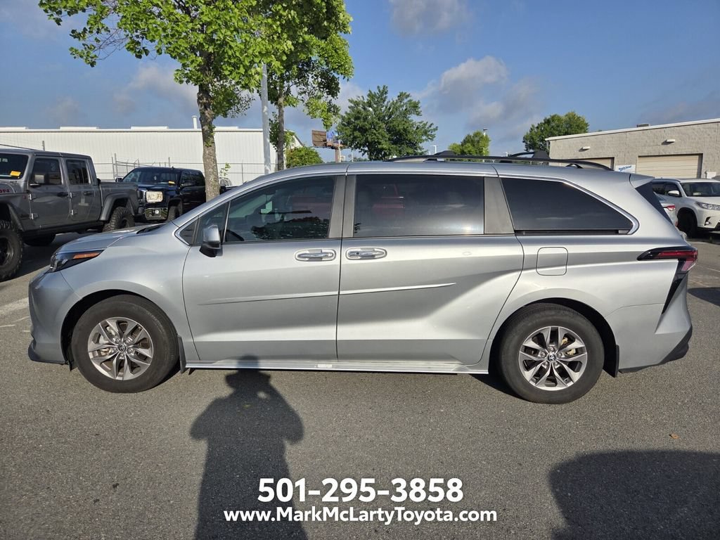 Used 2025 Toyota Sienna XLE FWD image 8