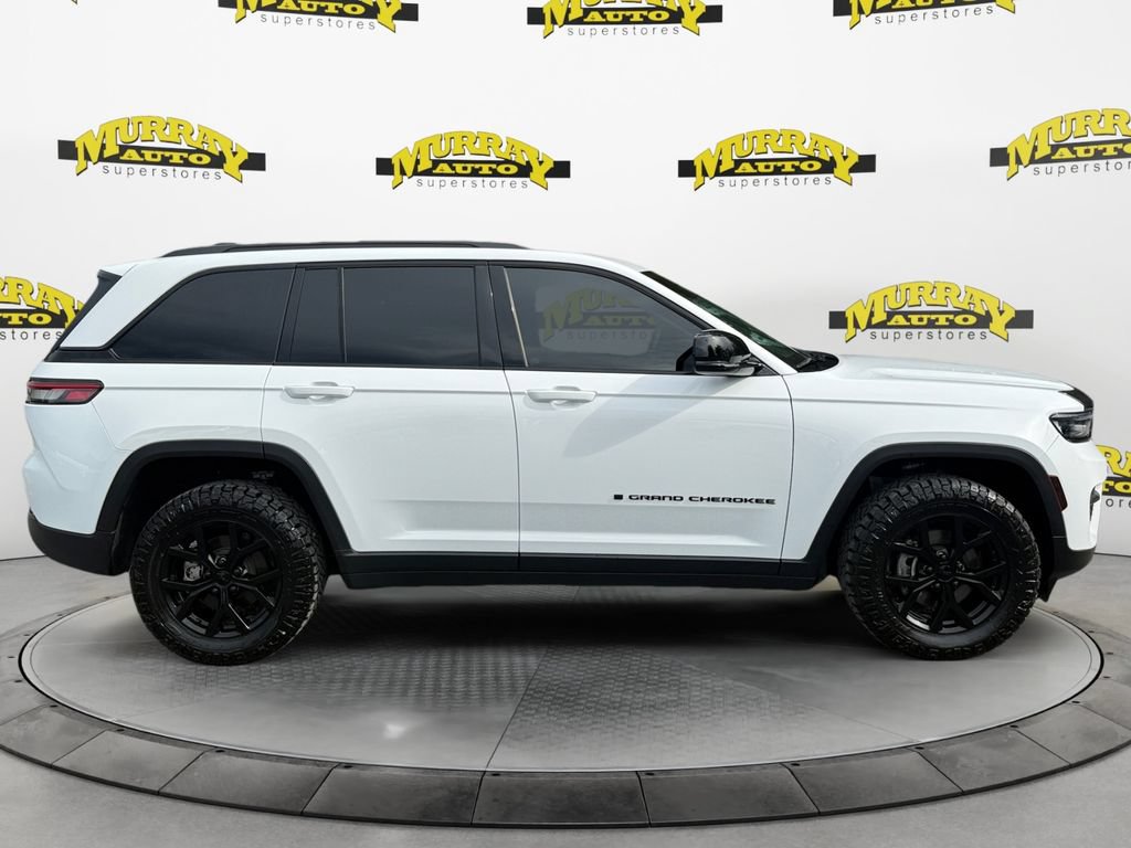 Used 2025 Jeep Grand Cherokee Altitude RWD image 6