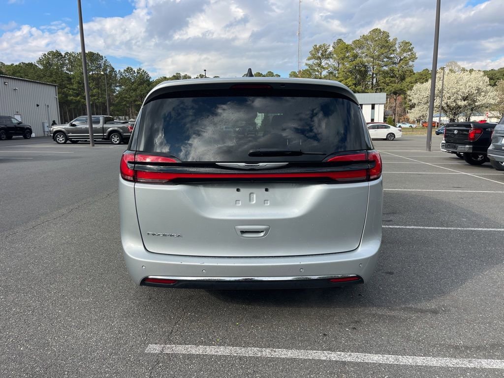 Used 2024 Chrysler Pacifica Touring-L image 6
