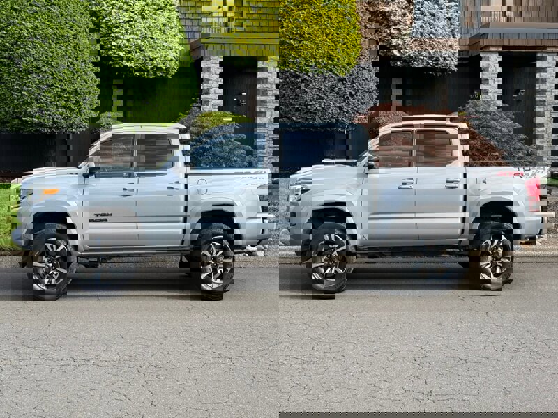 Used 2019 Toyota Tacoma TRD Sport image 2