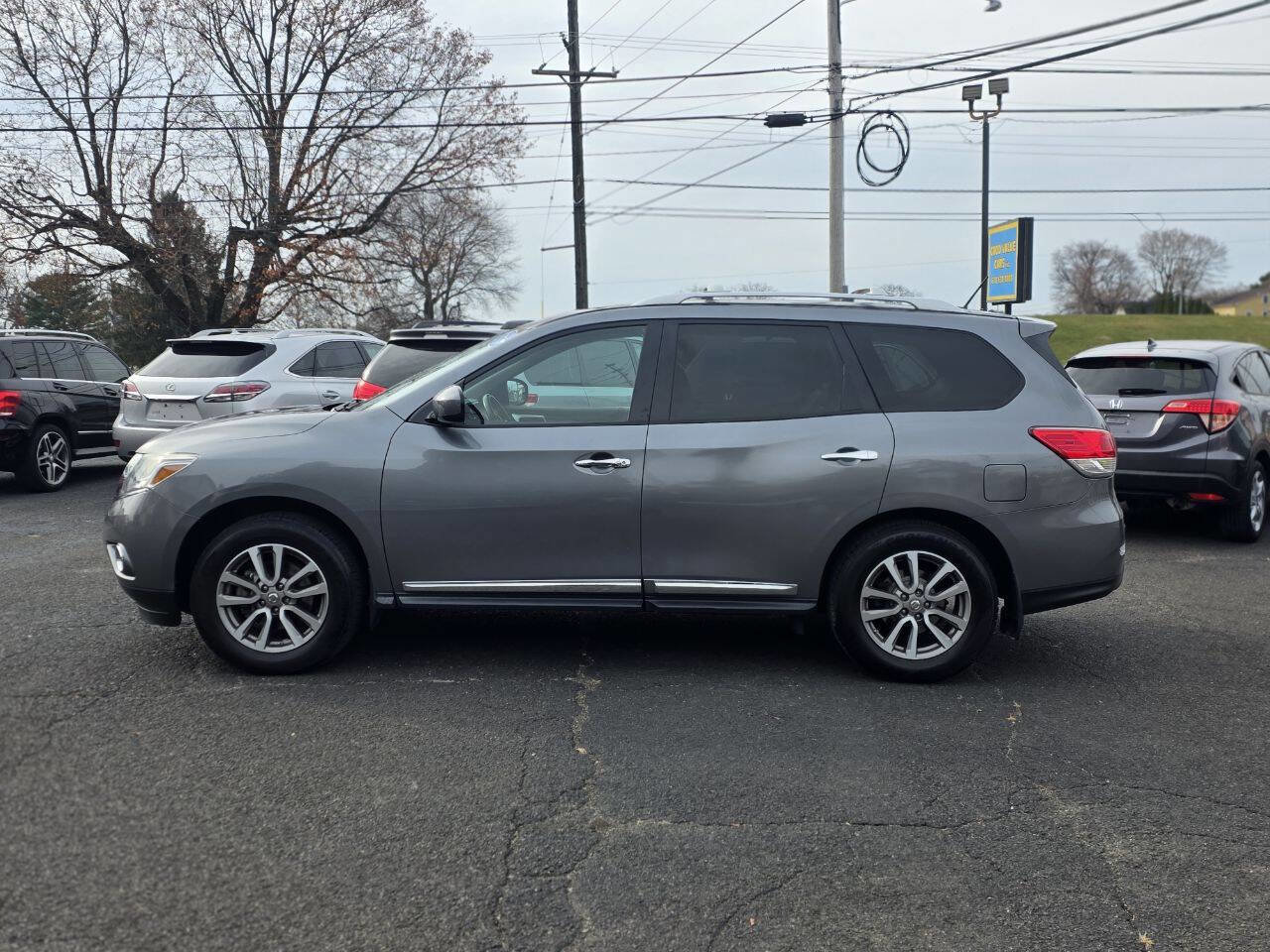 Used 2015 Nissan Pathfinder SL w/ Trailer Tow Package image 4