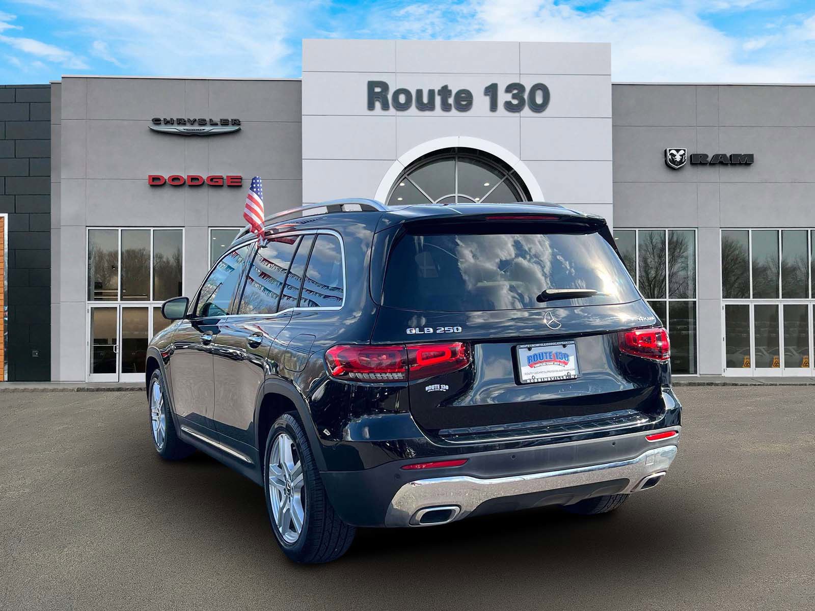 Used 2023 Mercedes-Benz GLB 250 4MATIC w/ Premium Package image 3