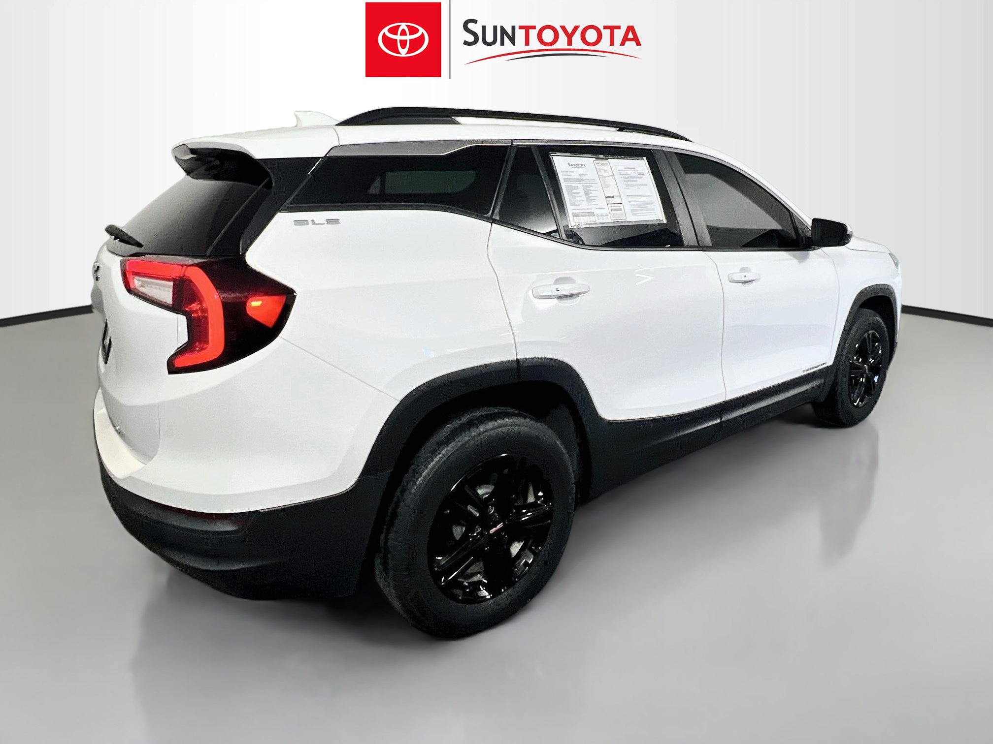Used 2023 GMC Terrain SLE w/ Driver Convenience Package AWD/4WD image 4