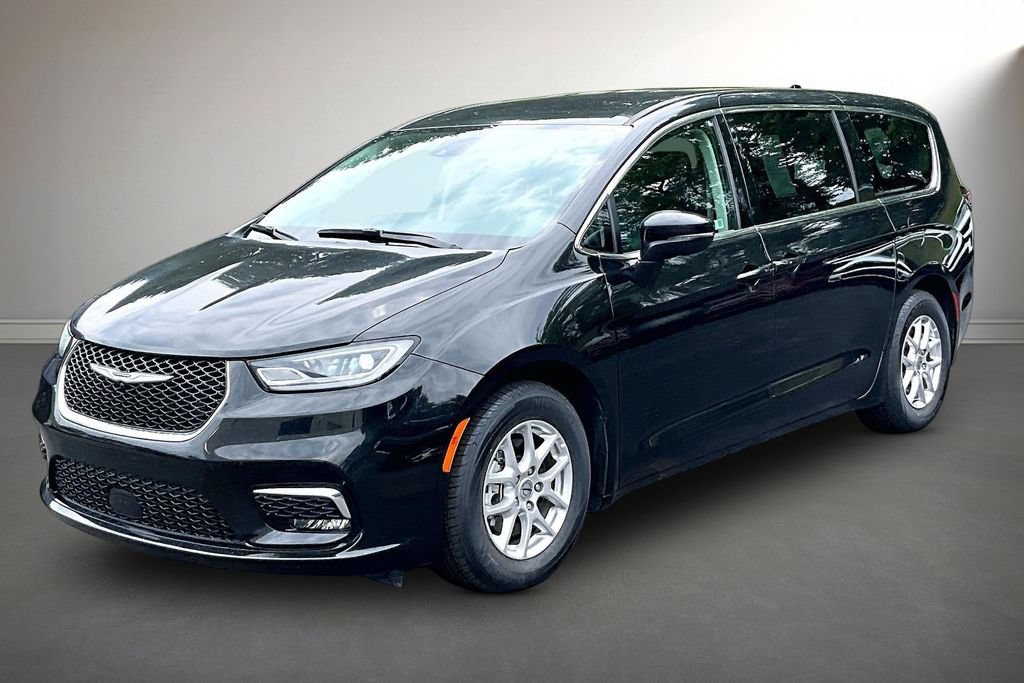 Used 2023 Chrysler Pacifica Touring-L FWD image 3