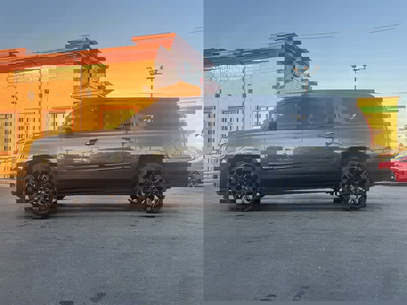 Used 2017 Cadillac Escalade ESV Platinum image 5