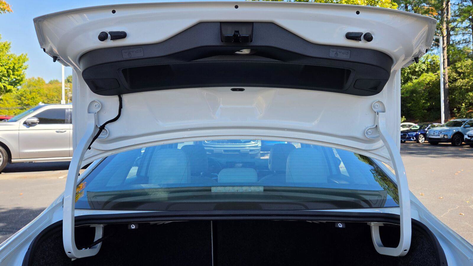 Certified 2025 Volkswagen Jetta SE w/ Sunroof Package FWD image 69
