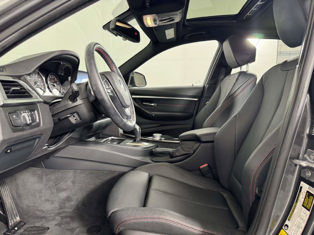 Used 2018 BMW 330i xDrive Sedan AWD/4WD image 4