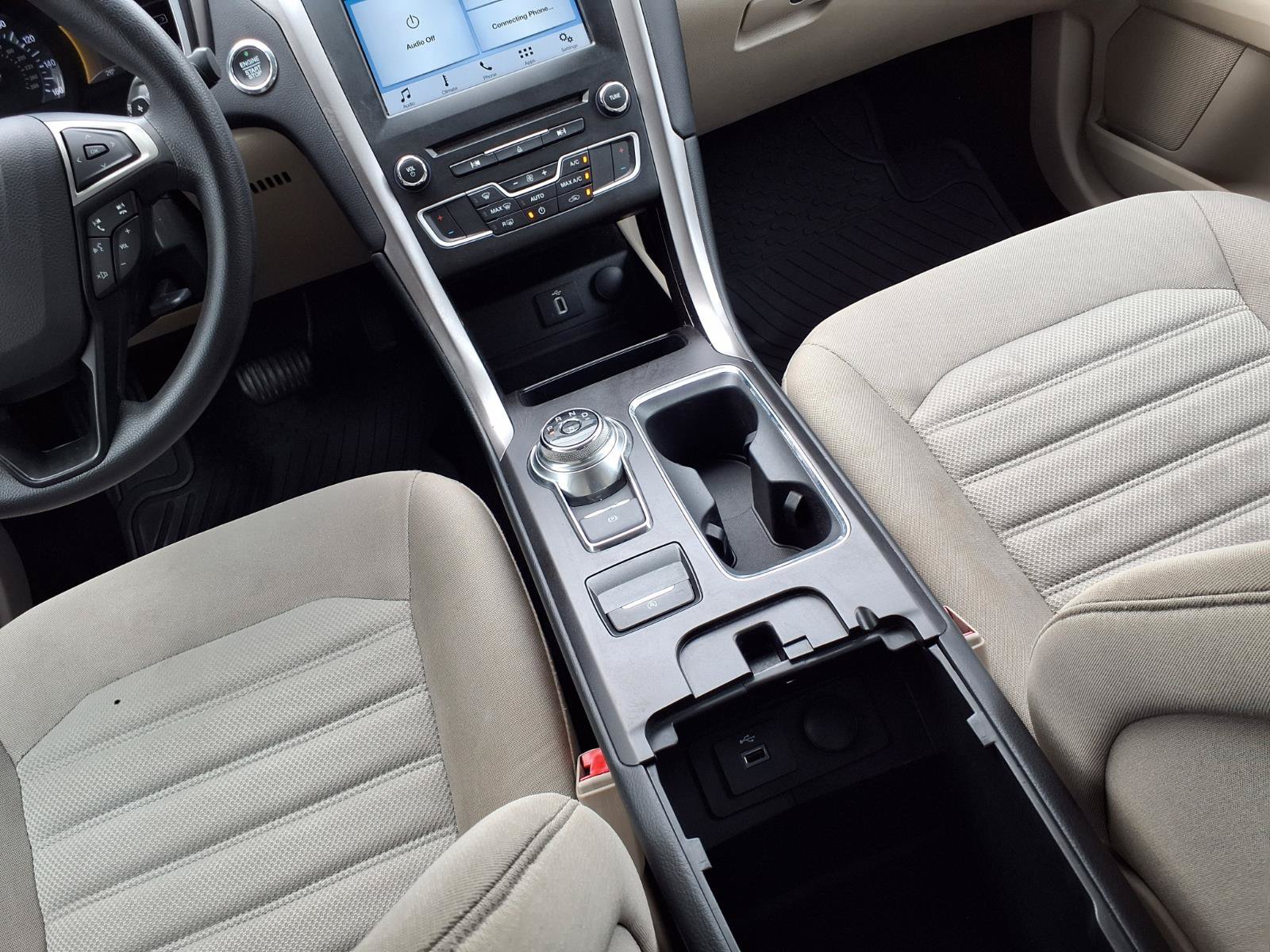 Used 2017 Ford Fusion SE w/ Fusion SE Technology Package FWD image 9