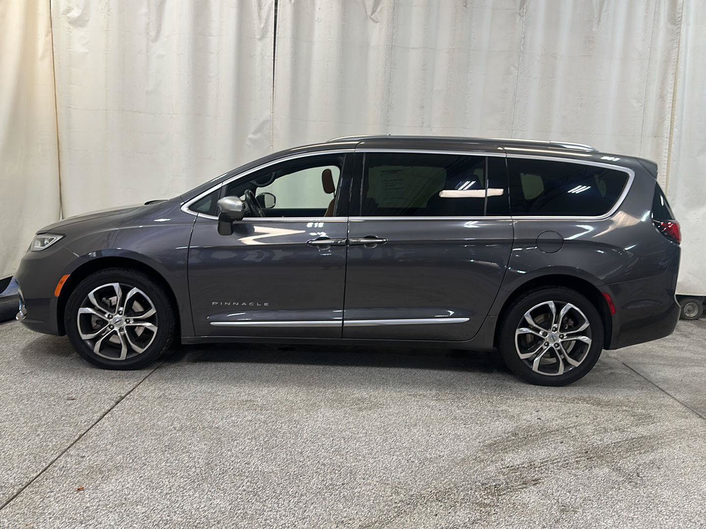 Used 2021 Chrysler Pacifica Pinnacle AWD/4WD image 2