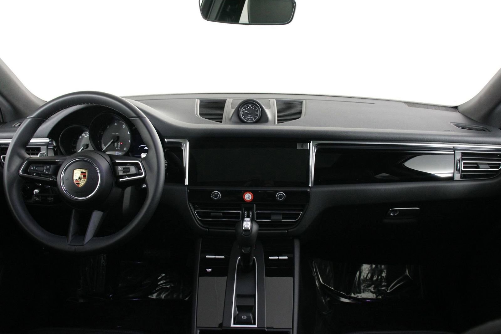 Certified 2025 Porsche Macan image 11