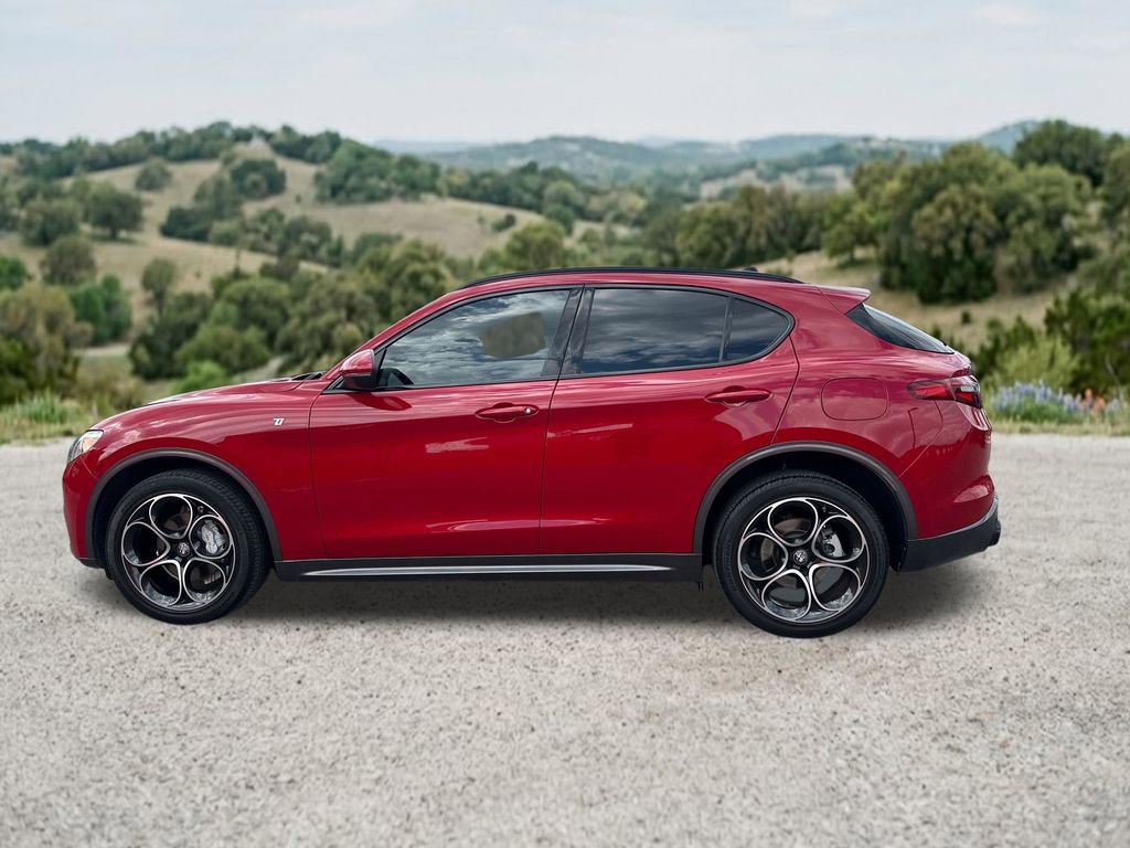 Used 2023 Alfa Romeo Stelvio Ti AWD/4WD image 4