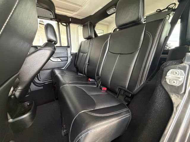 Used 2017 Jeep Wrangler Unlimited Sahara w/ Connectivity Group AWD/4WD image 23