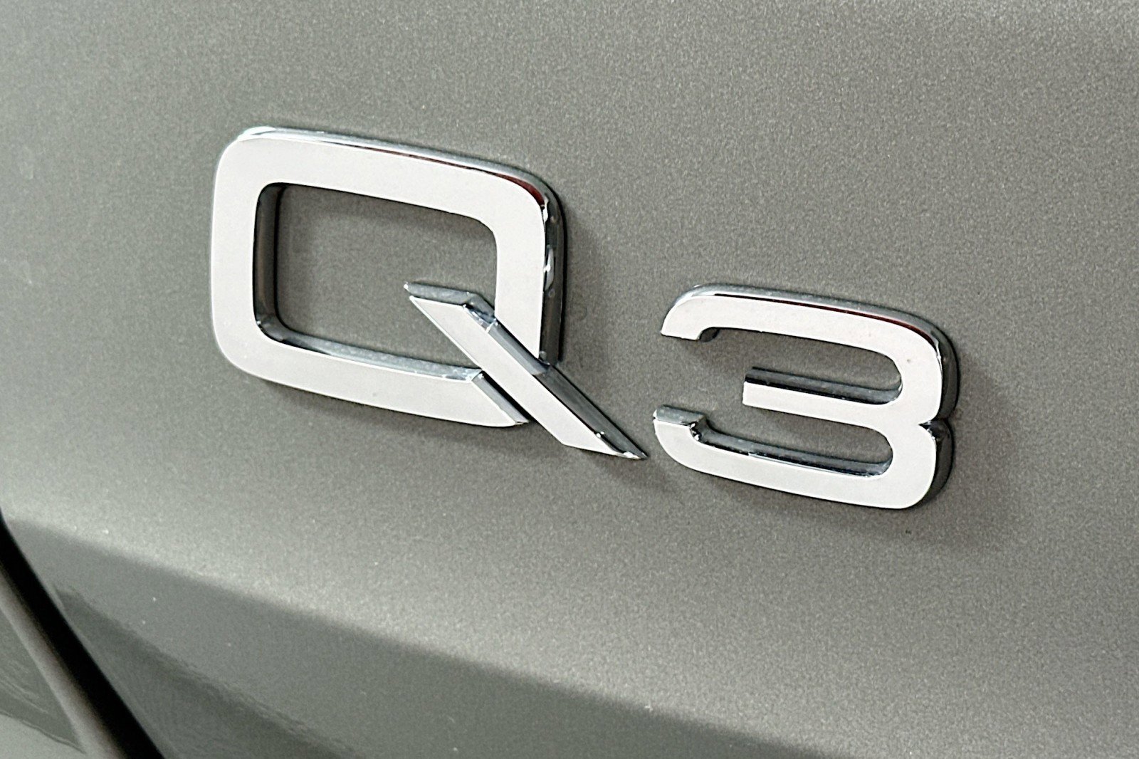 Used 2025 Audi Q3 2.0T Premium w/ Black Optic Sport Package image 10