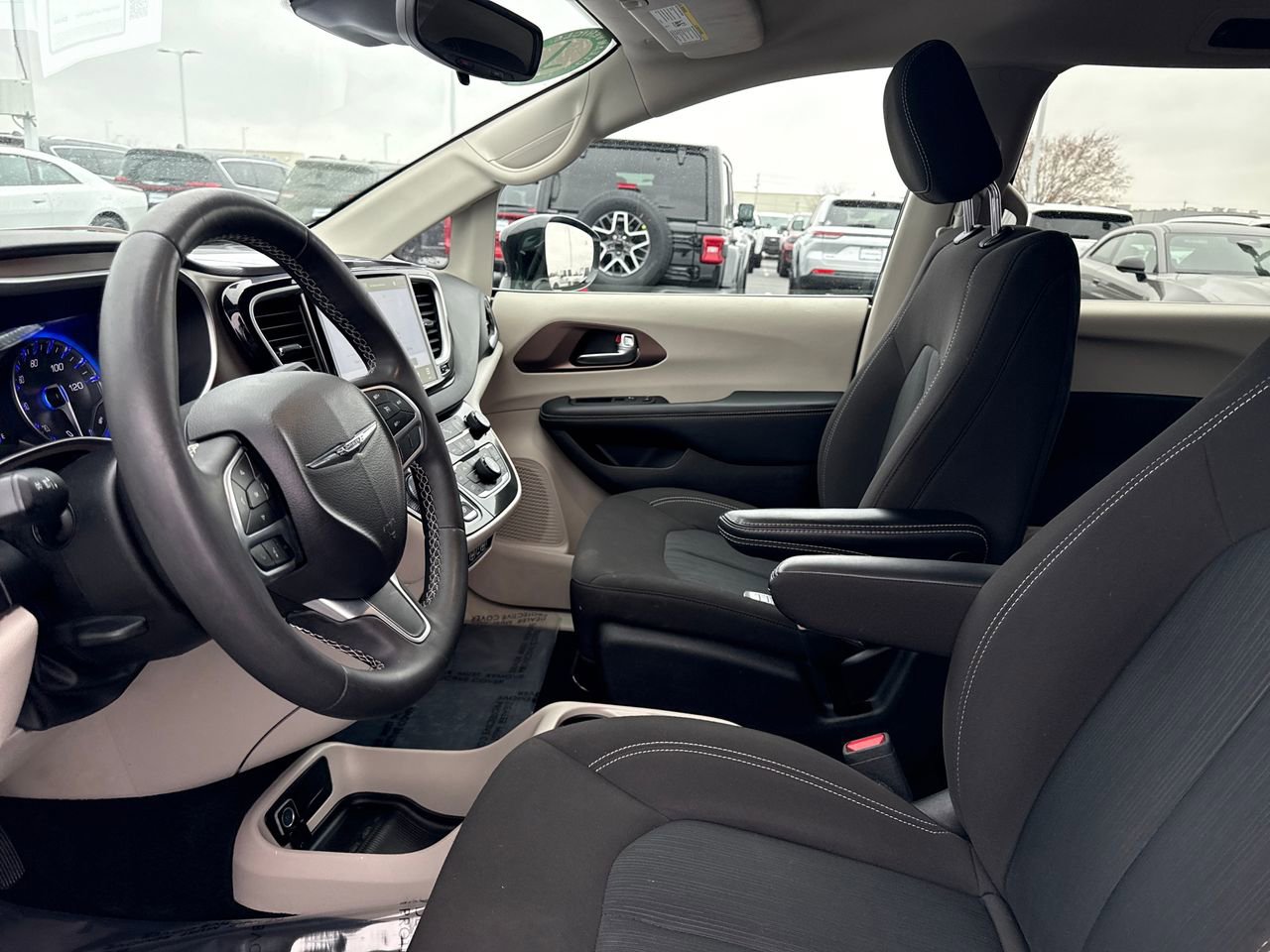 Used 2024 Chrysler Voyager LX image 13