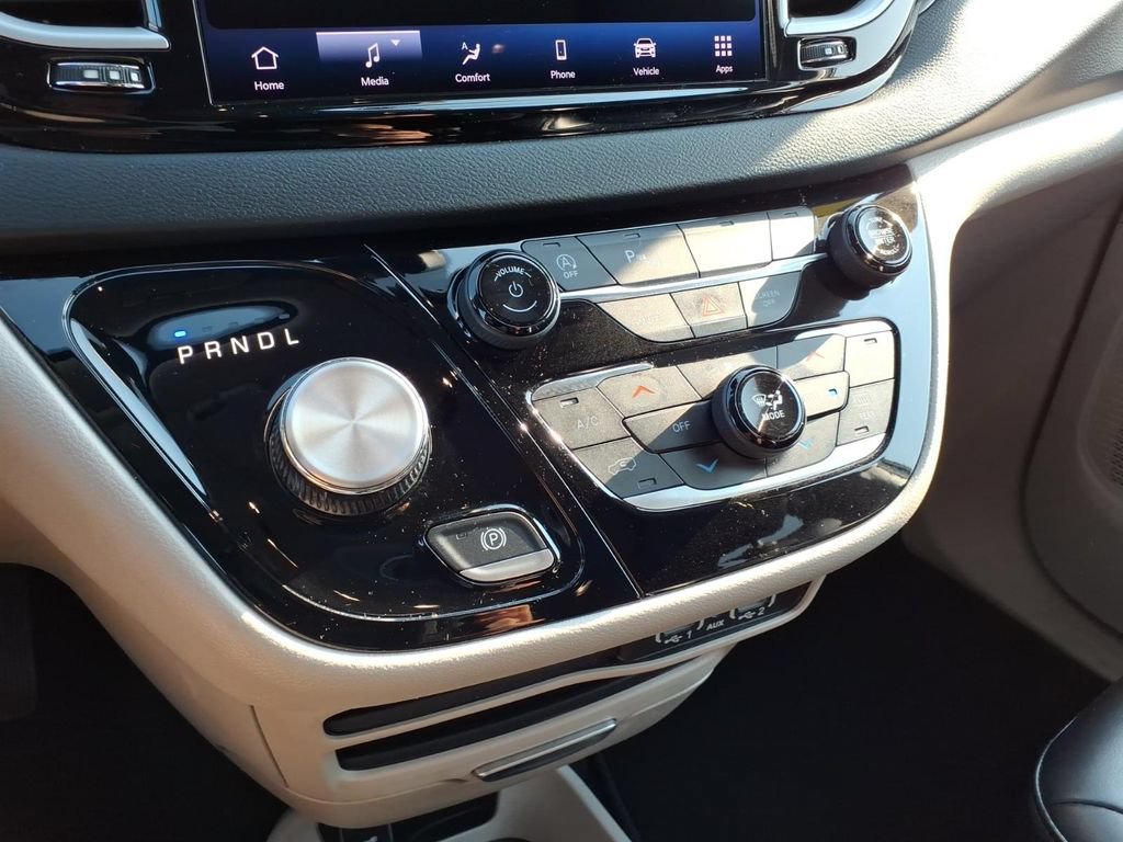 Used 2023 Chrysler Pacifica Touring-L FWD image 17