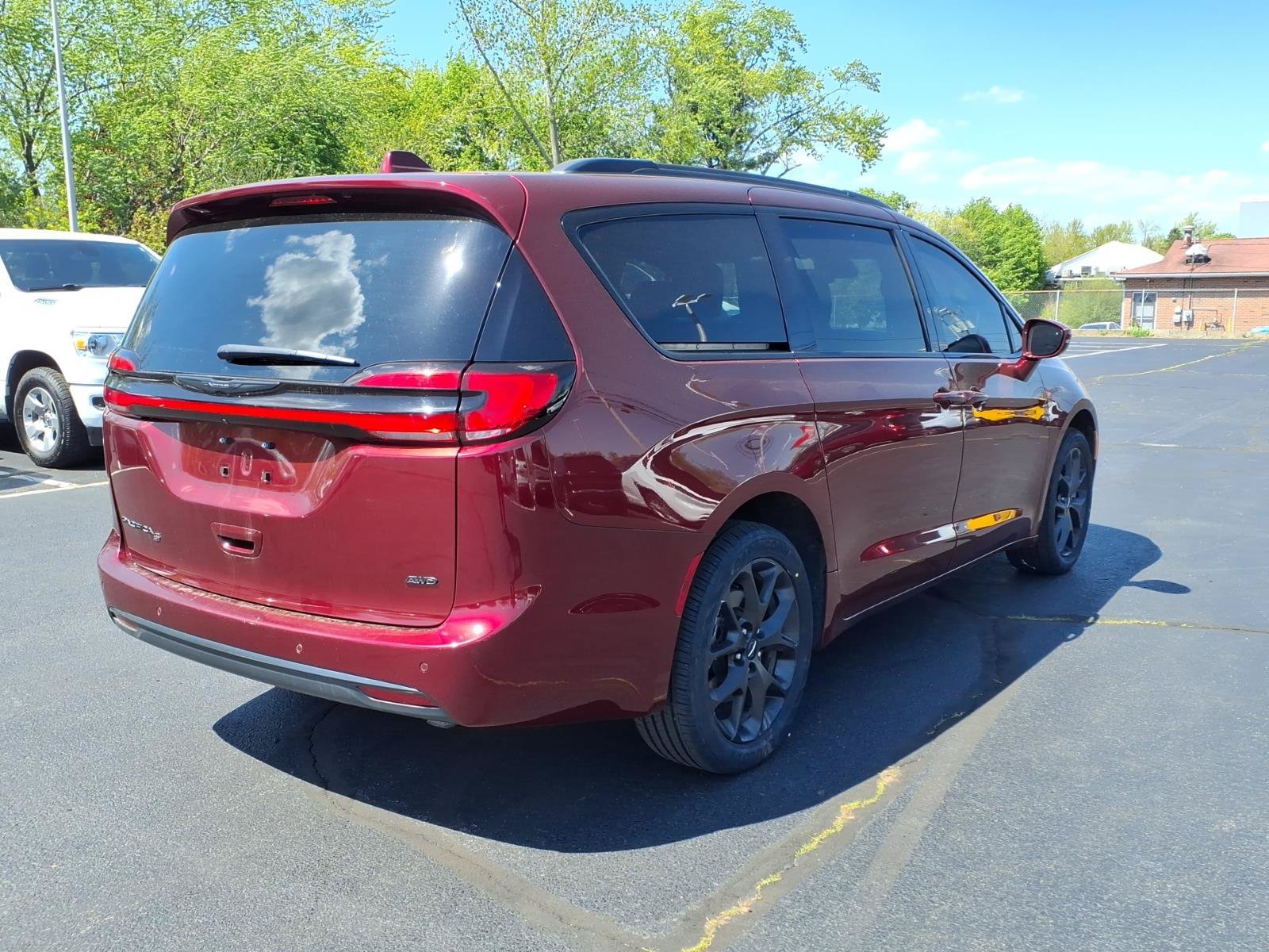 Certified 2022 Chrysler Pacifica Touring-L w/ S Appearance Package AWD/4WD image 8
