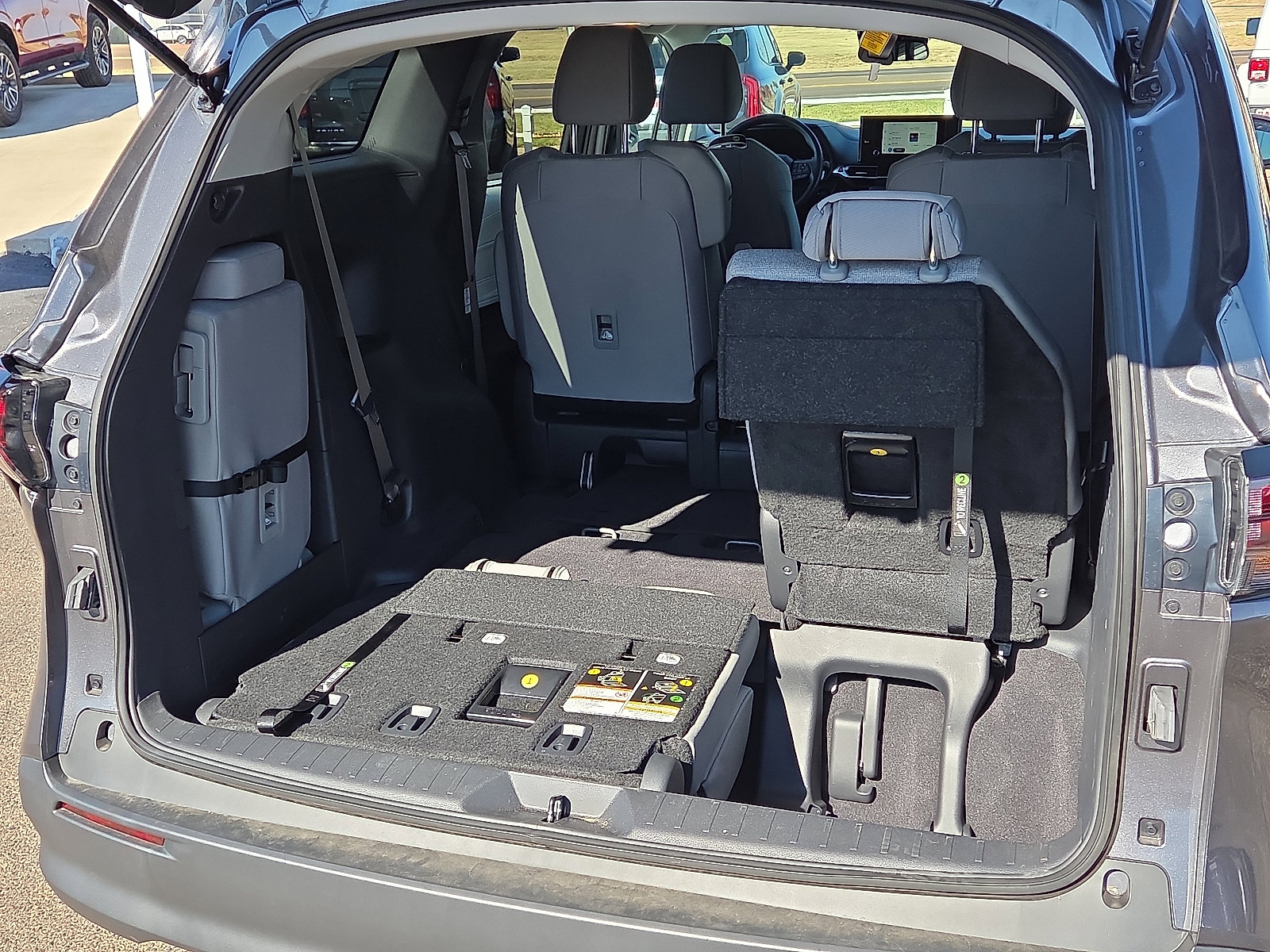 Used 2025 Toyota Sienna LE image 7