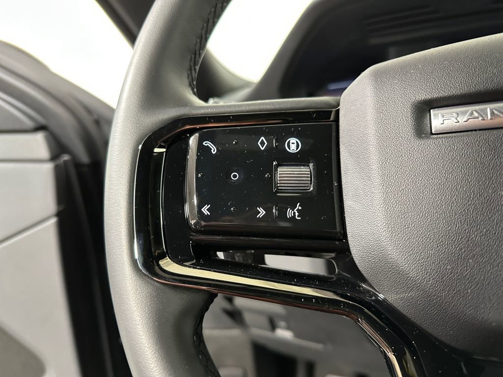 Used 2025 Land Rover Range Rover Evoque Dynamic SE image 16