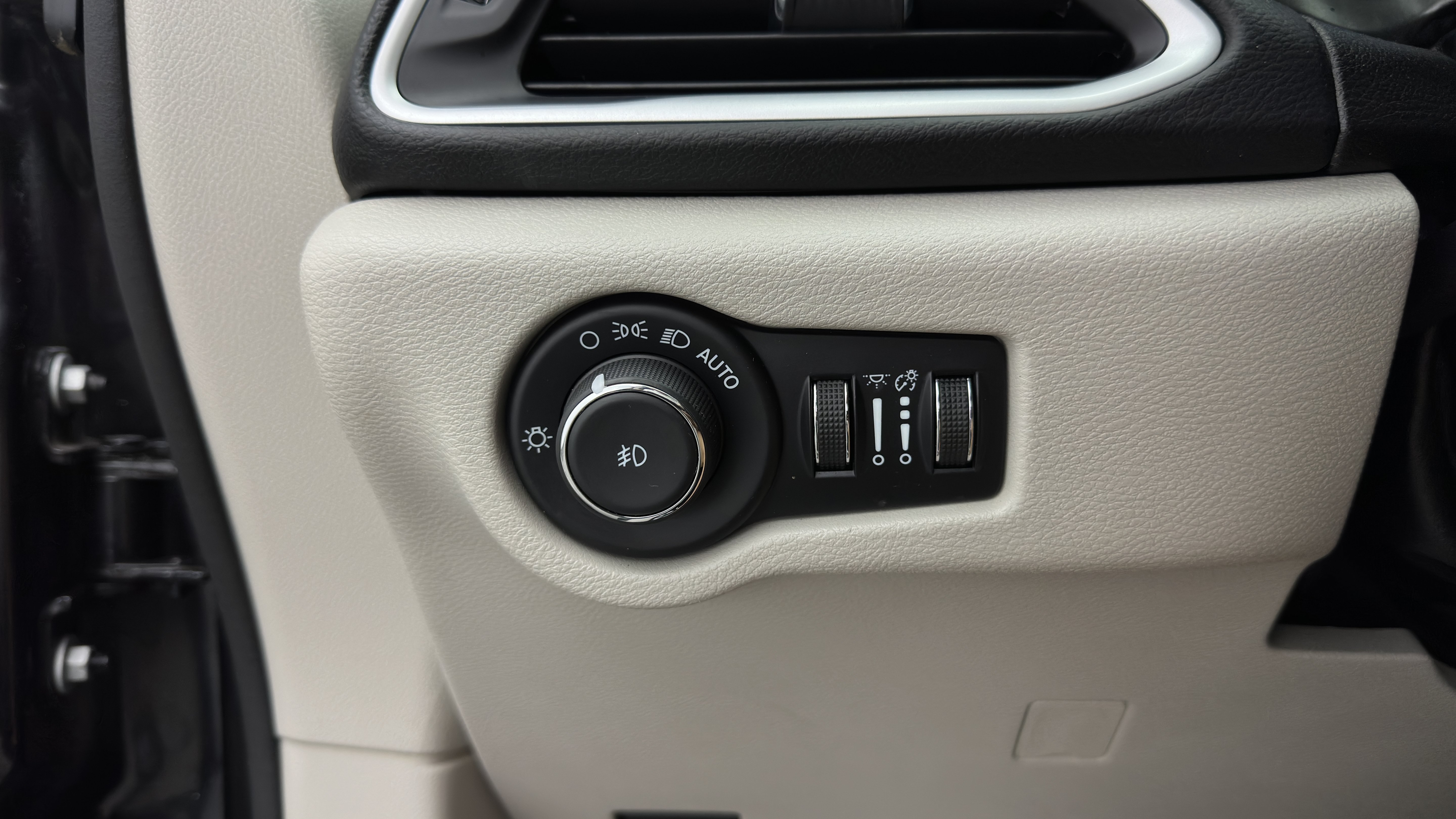 Used 2023 Chrysler Pacifica Touring-L FWD image 17