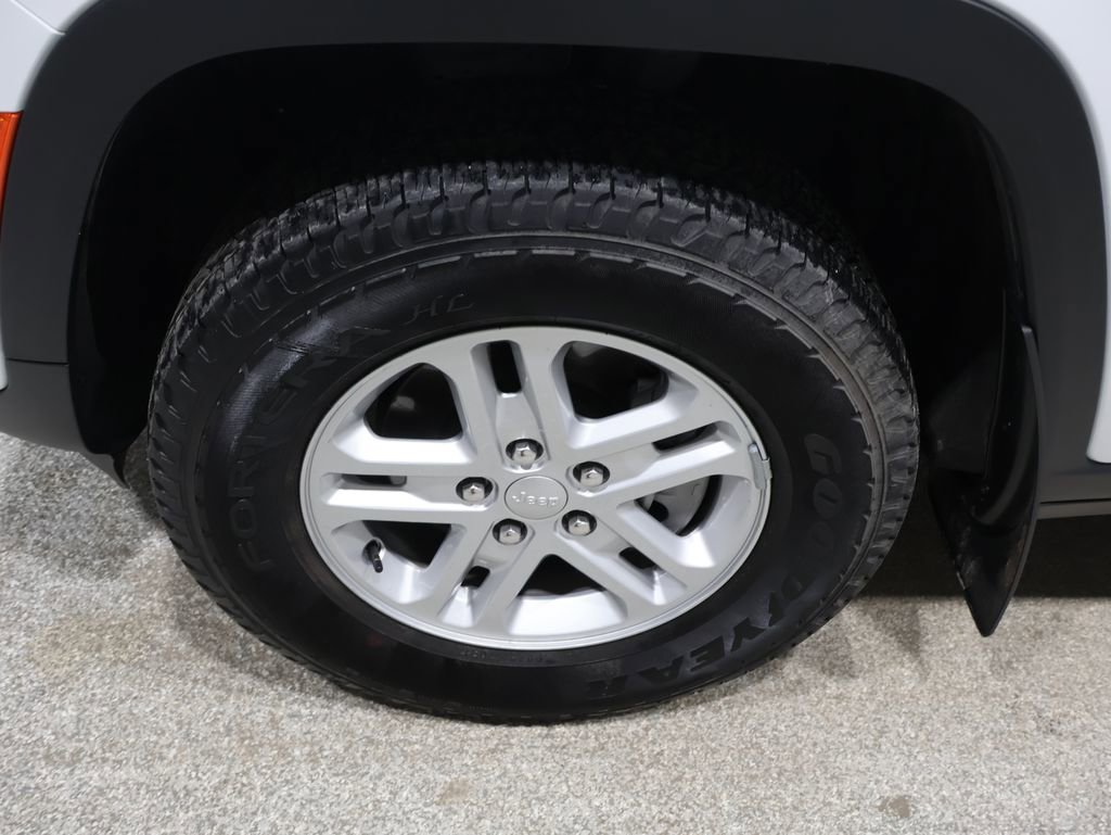 Used 2025 Jeep Grand Cherokee Laredo w/ Luxury Tech Group I image 9