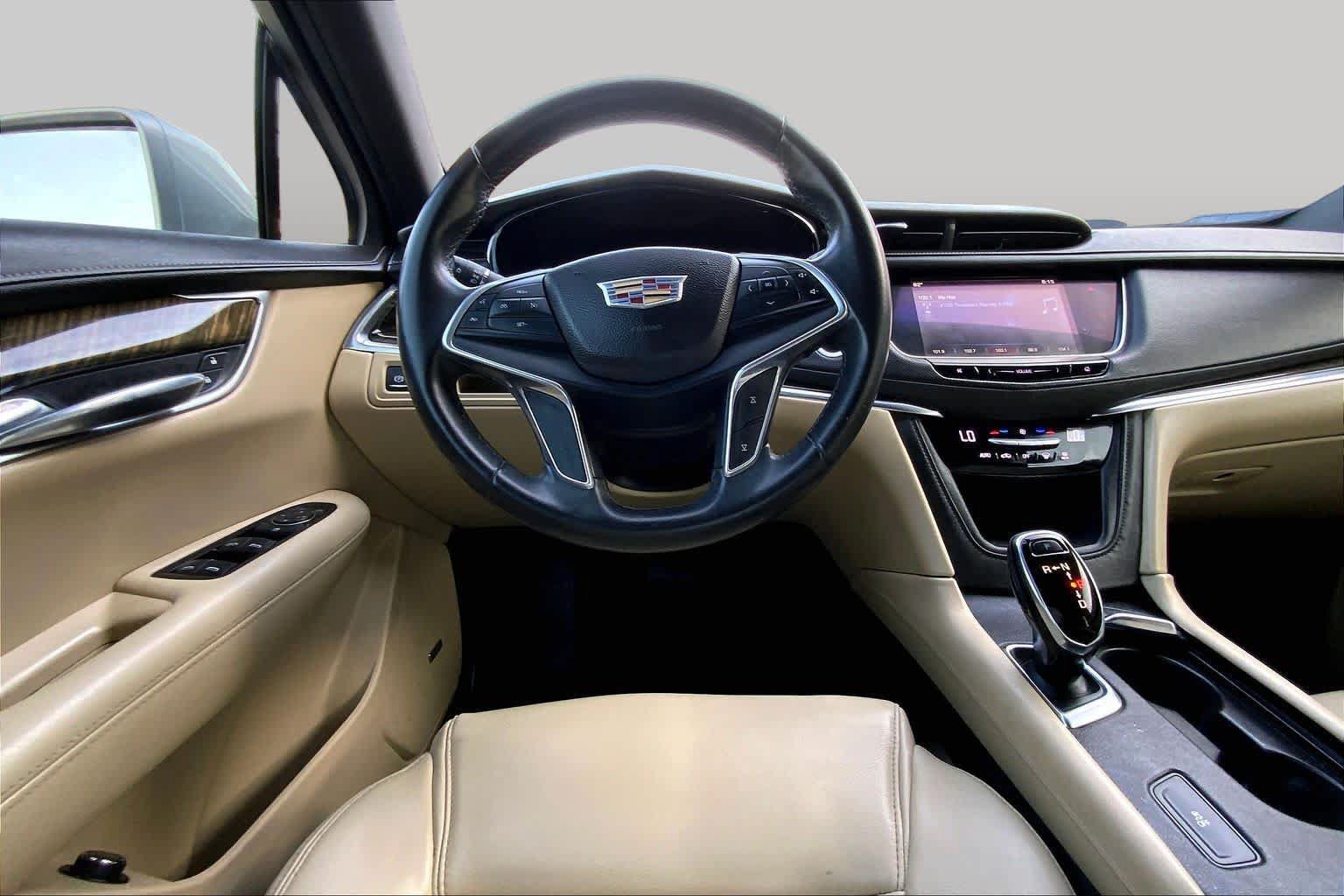 Used 2017 Cadillac XT5 FWD image 6