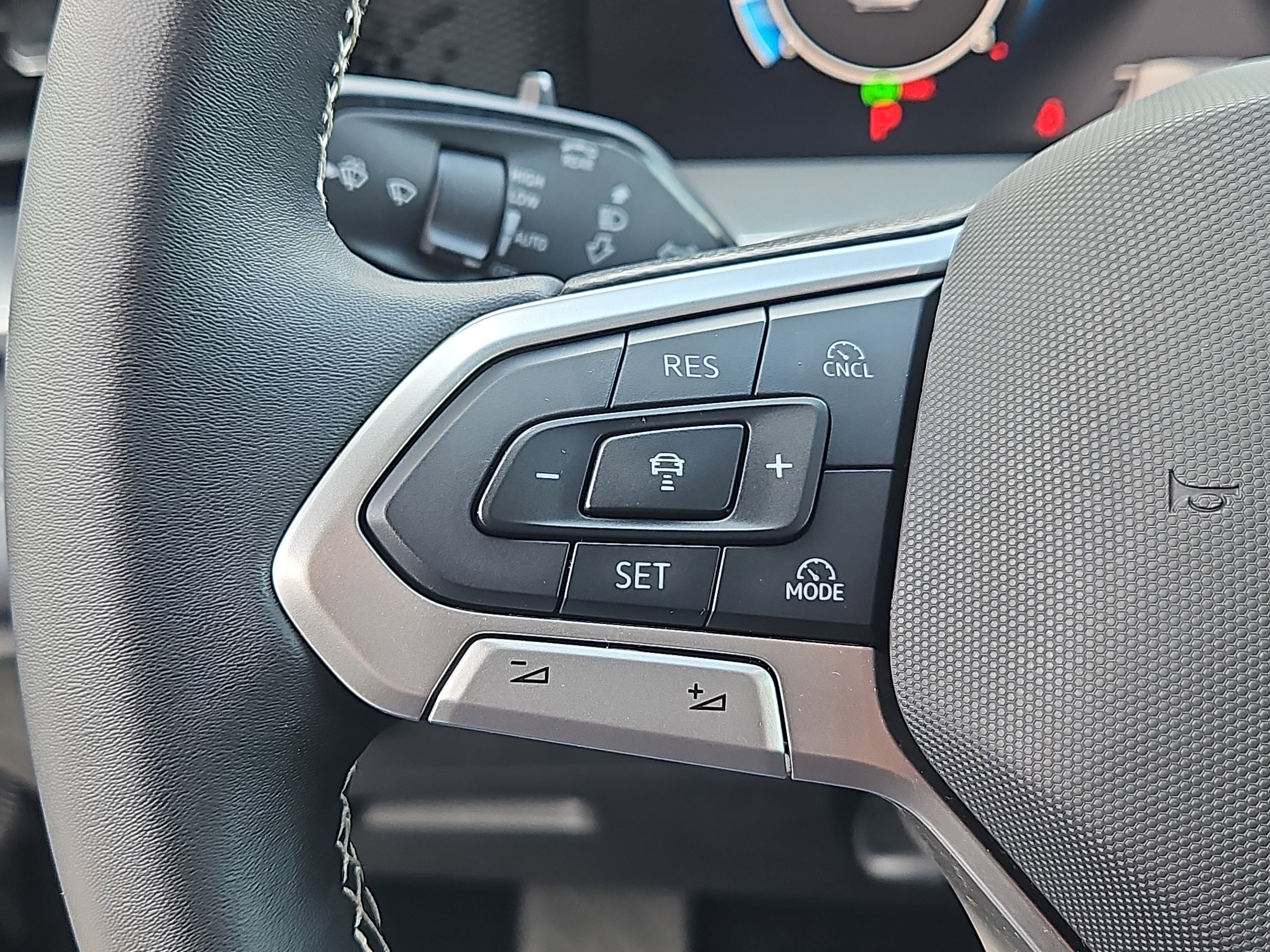 Used 2025 Volkswagen Tiguan SE image 16