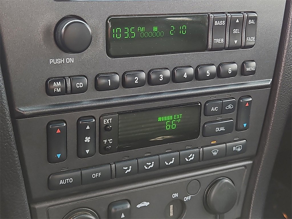 Used 2003 Ford Thunderbird Base image 21