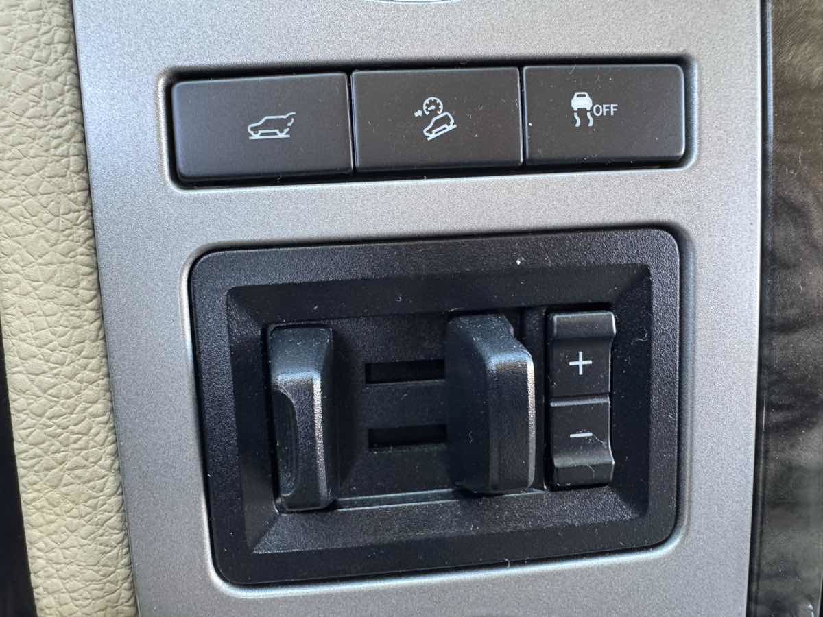 Used 2016 Ford Expedition Limited w/ Equipment Group 301A AWD/4WD image 33