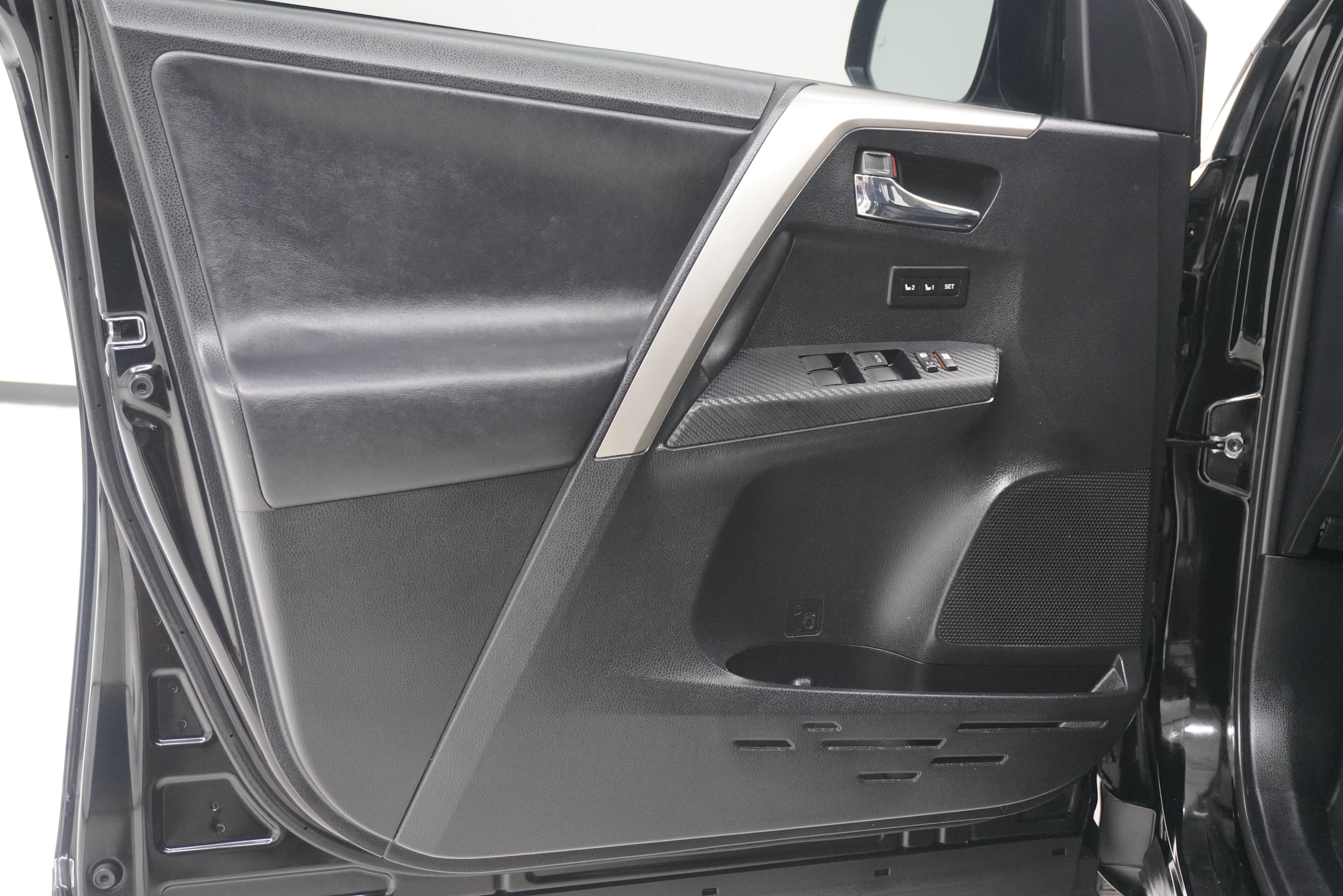 Used 2015 Toyota RAV4 Limited w/ Technology Package FWD image 14