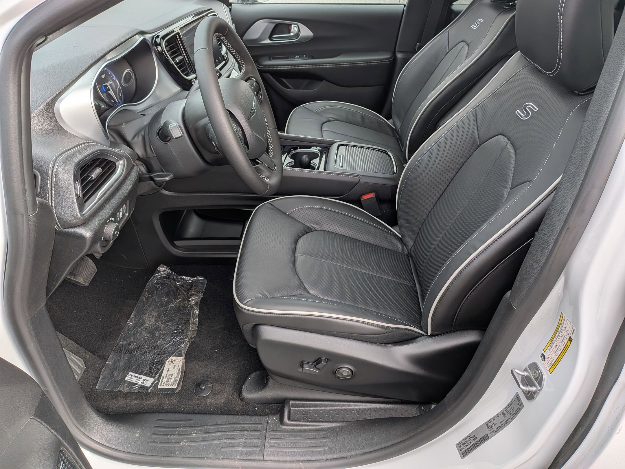 New 2026 Chrysler Pacifica Limited w/ Uconnect Theater Family Group image 10