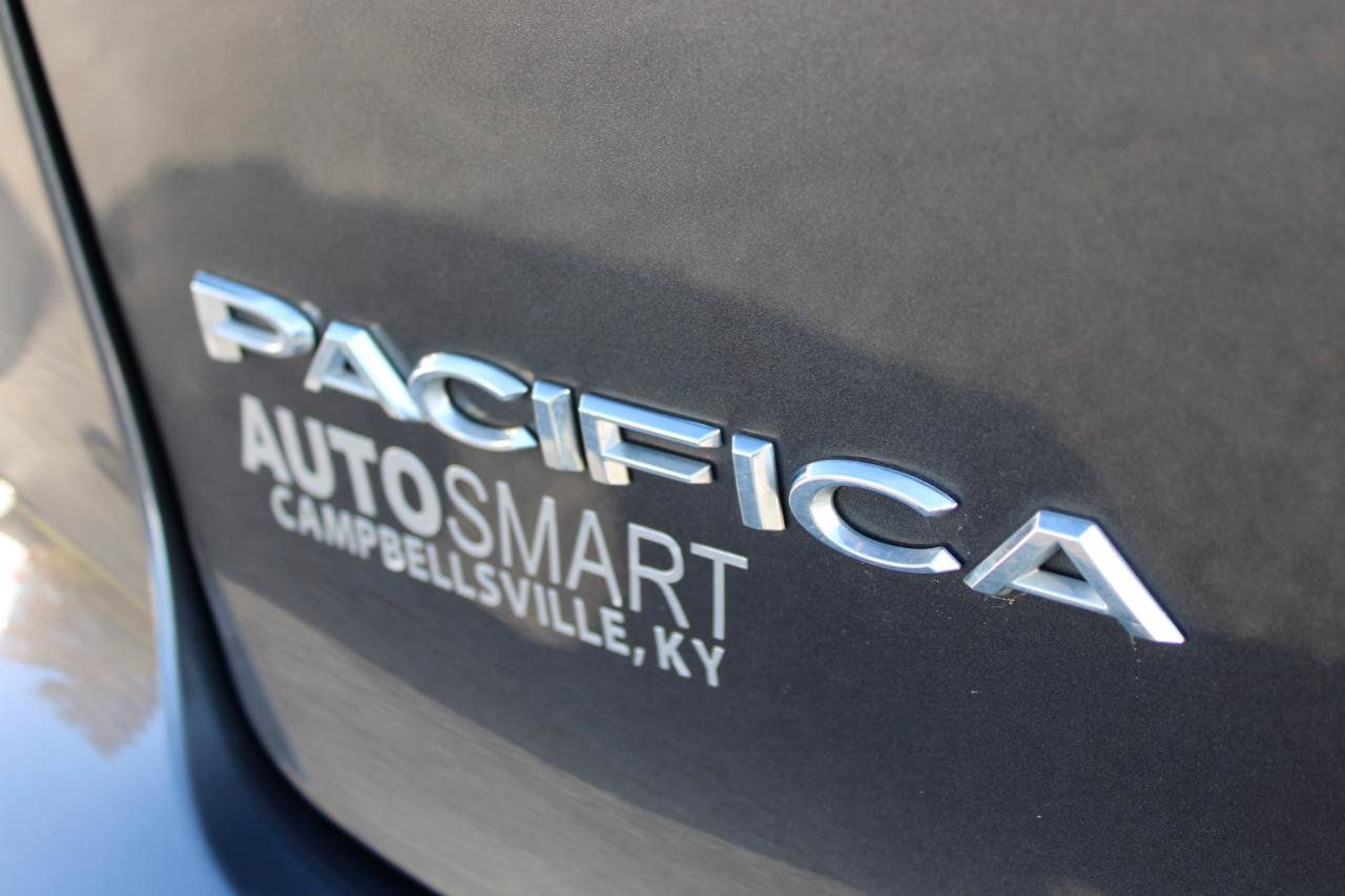 Used 2023 Chrysler Pacifica Touring-L image 6