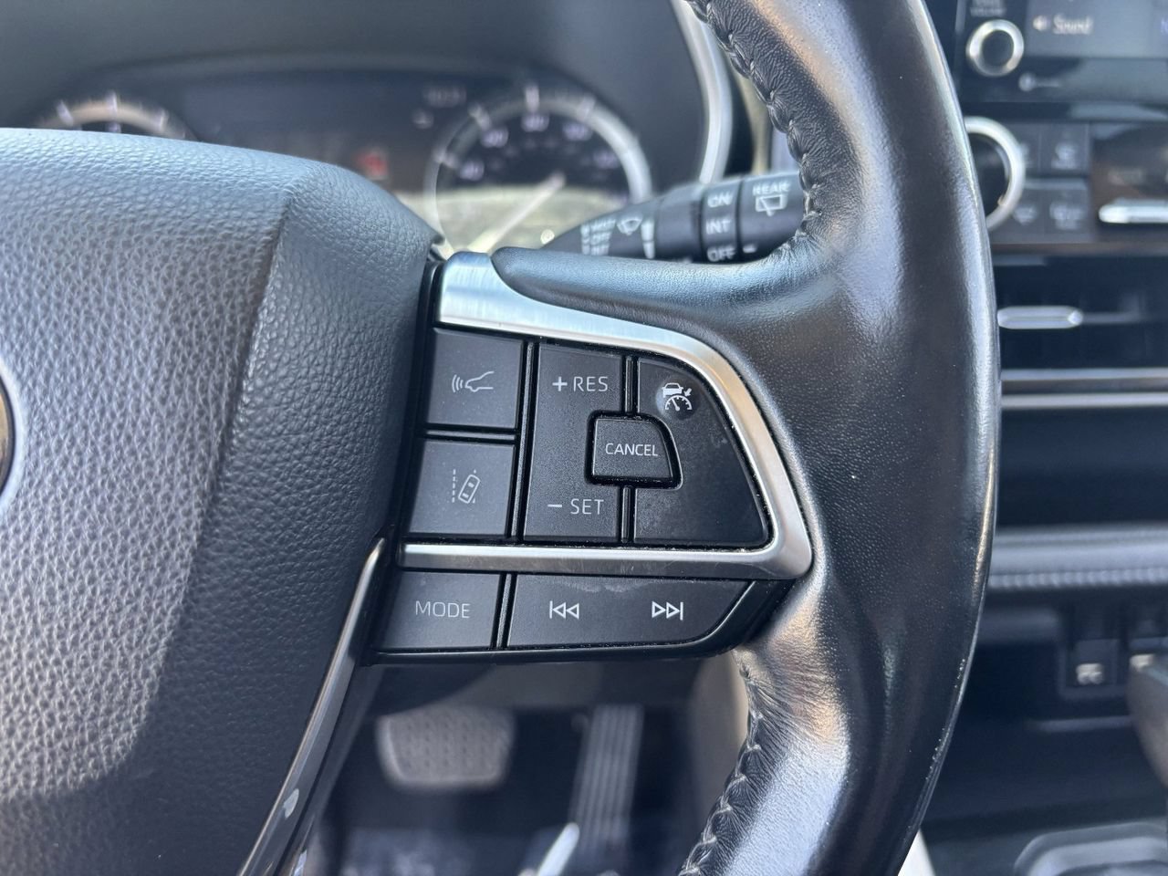 Used 2020 Toyota Highlander XLE AWD/4WD image 27