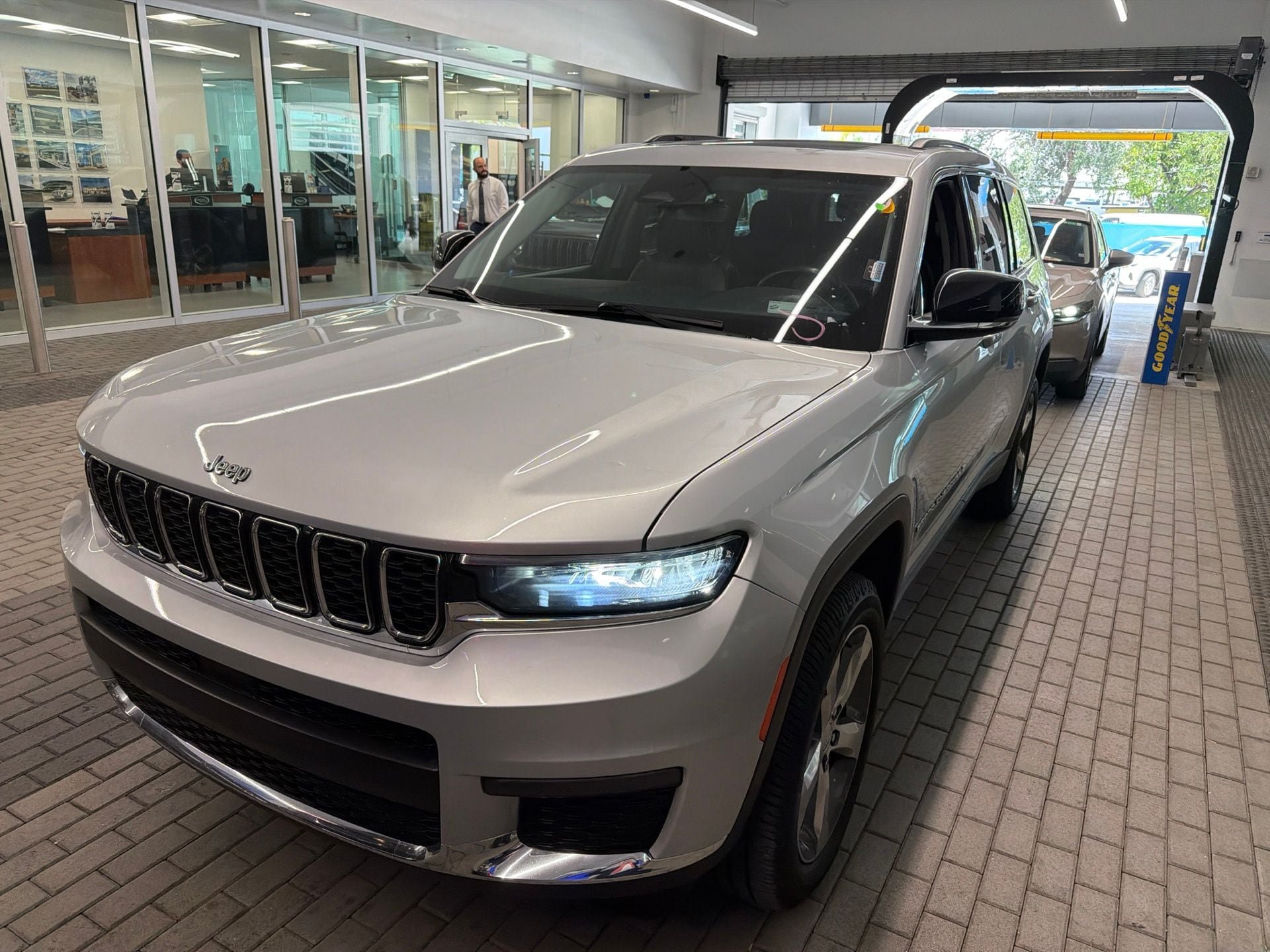 Used 2021 Jeep Grand Cherokee L Limited AWD/4WD image 2
