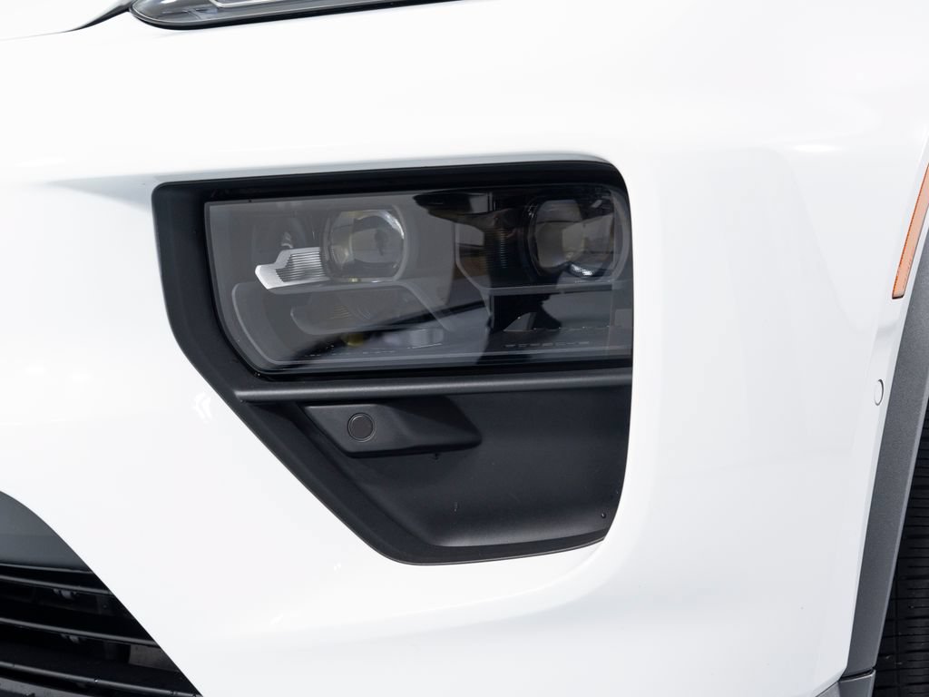 Certified 2025 Porsche Macan 4 Electric AWD/4WD image 44