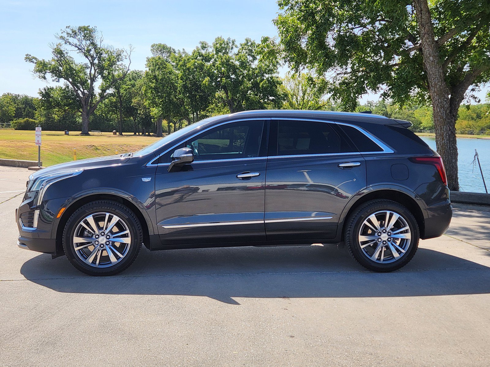 Used 2021 Cadillac XT5 Premium Luxury w/ LPO, Floor Liner Package FWD image 3