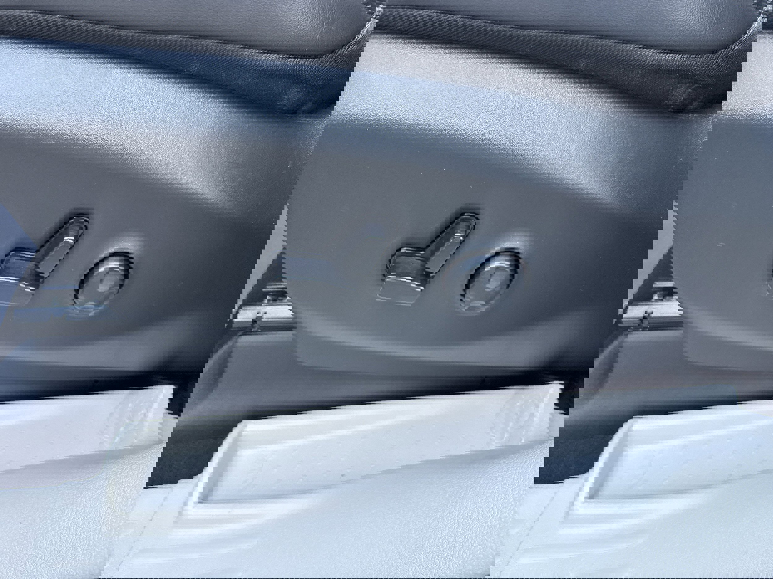 Used 2023 Chrysler Pacifica Touring-L image 6