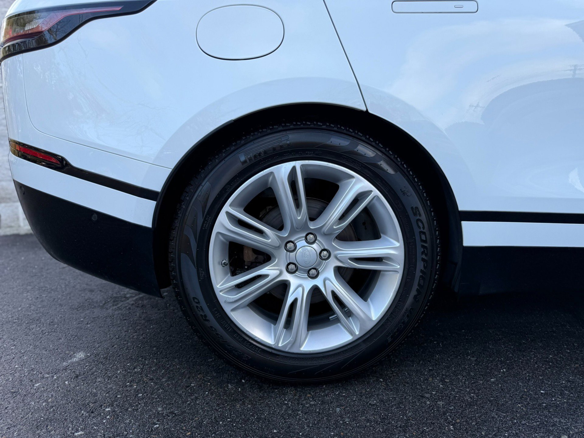 Used 2018 Land Rover Range Rover Velar R-Dynamic SE image 46