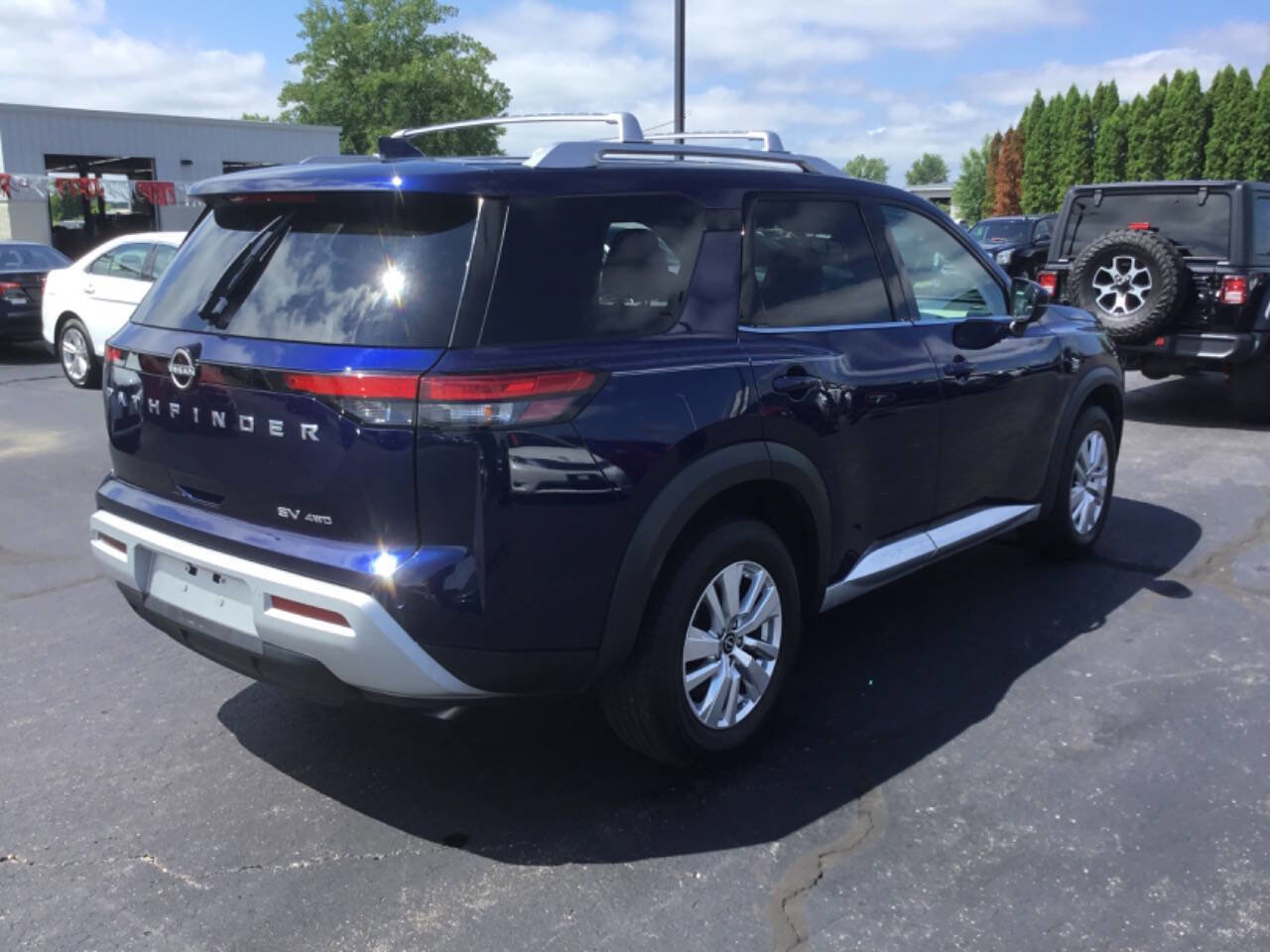 Used 2022 Nissan Pathfinder SV image 9