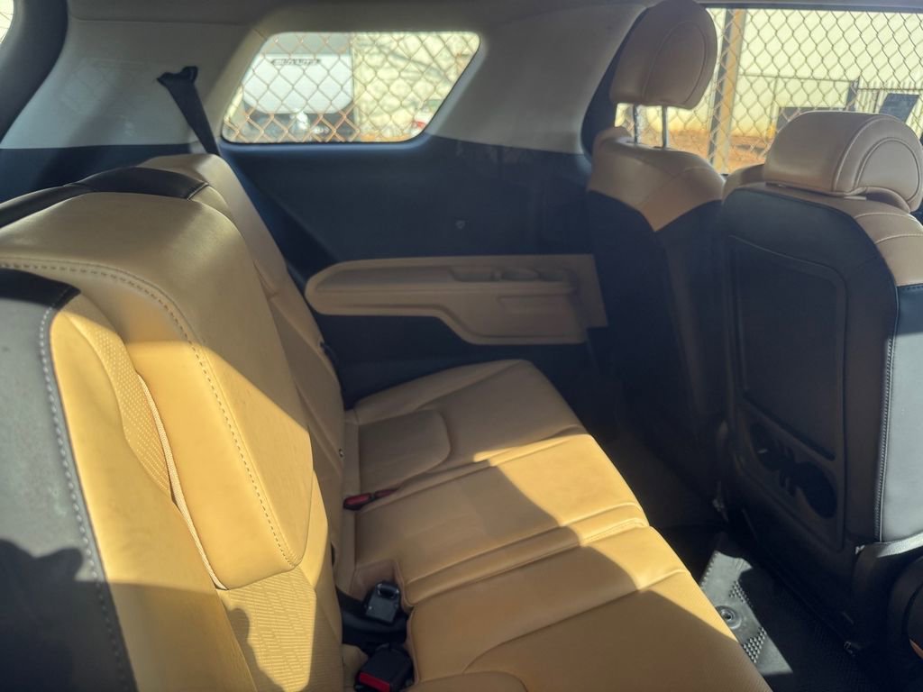 Certified 2024 Kia Carnival LX image 5