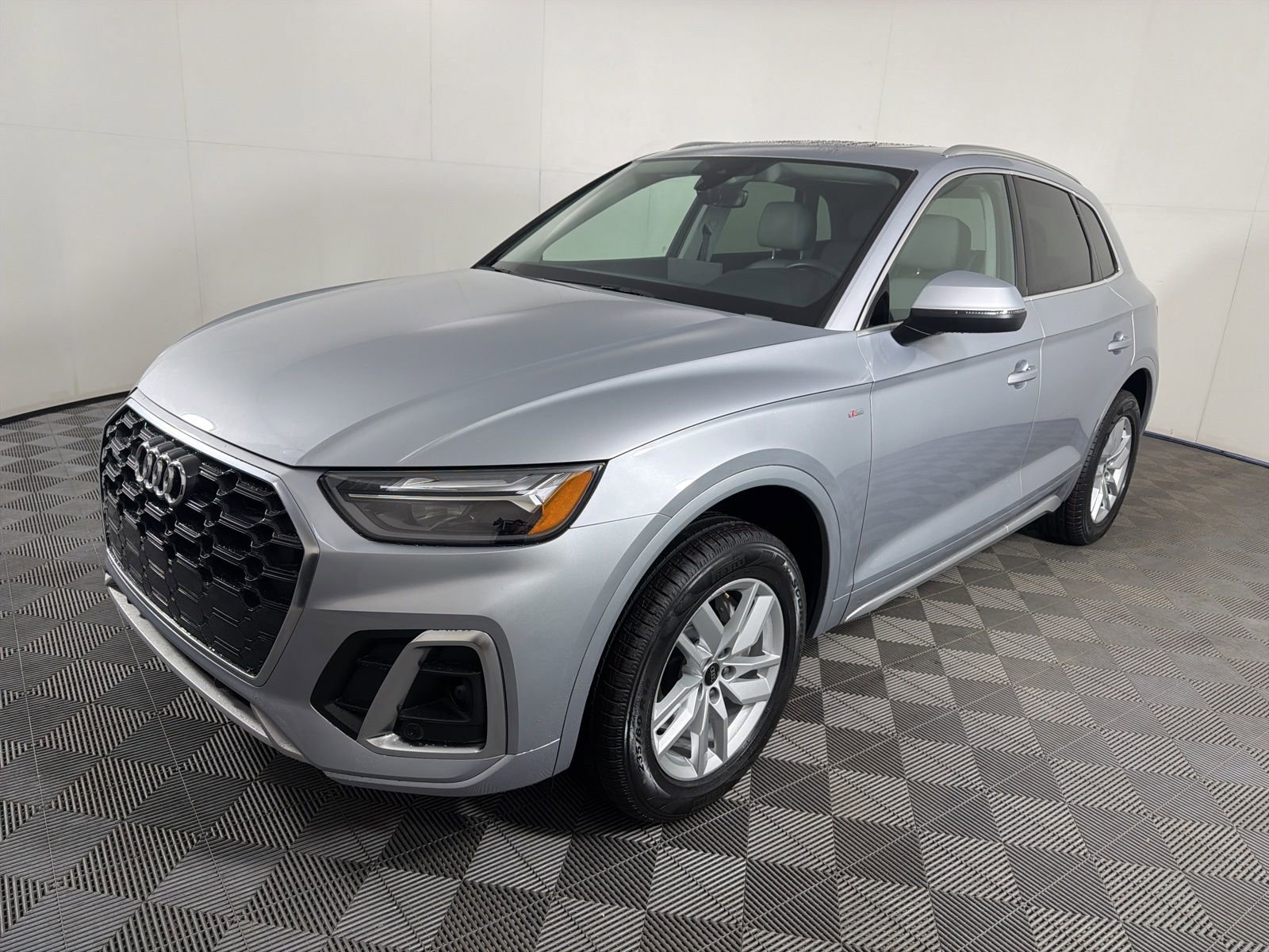 Used 2023 Audi Q5 2.0T Premium w/ Convenience Package image 3