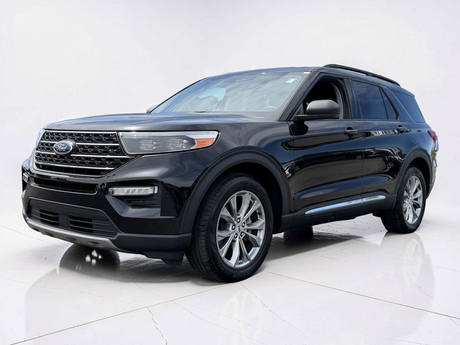 Used 2023 Ford Explorer XLT w/ Equipment Group 202A image 4