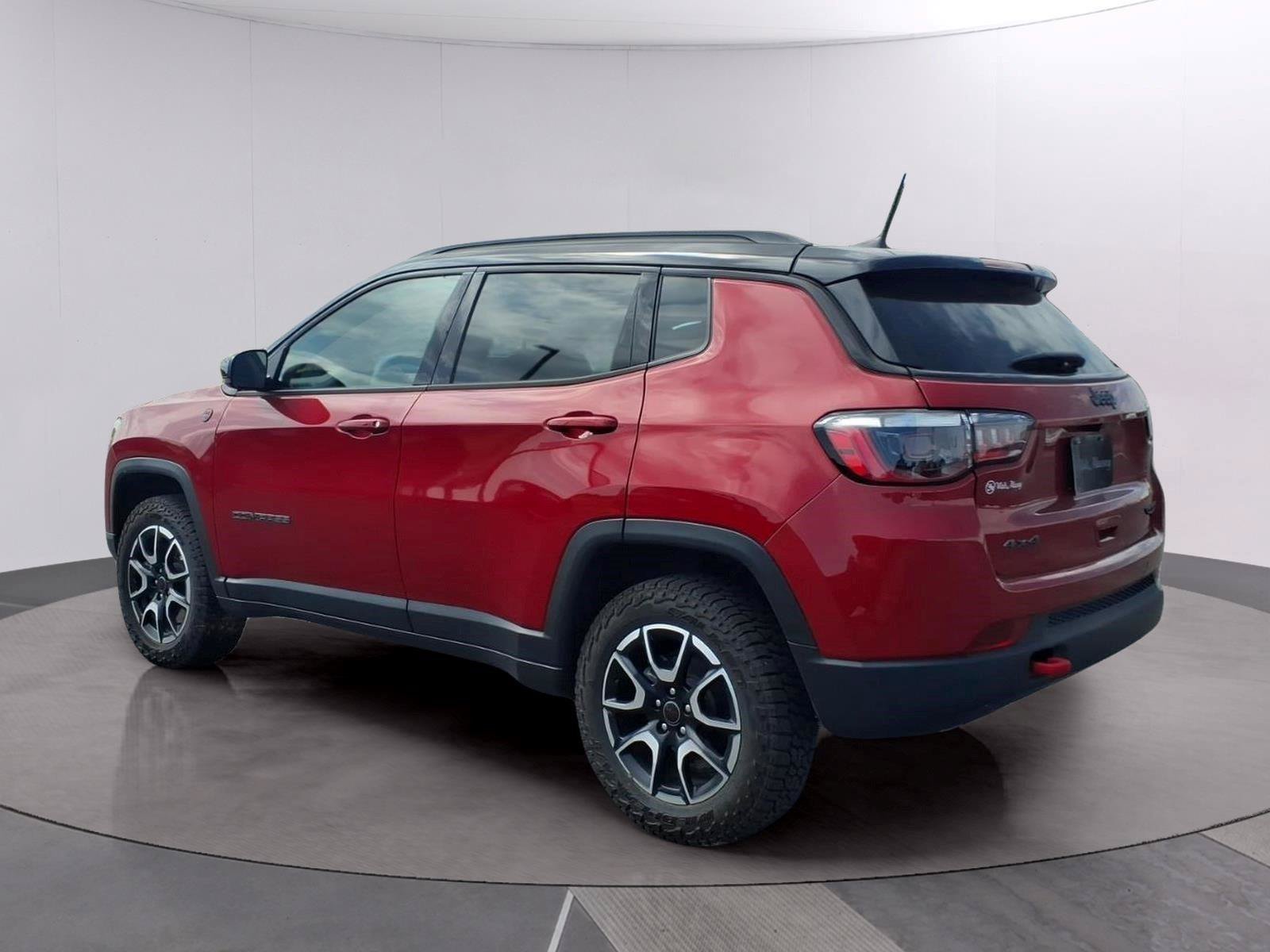 Used 2025 Jeep Compass Trailhawk AWD/4WD image 3