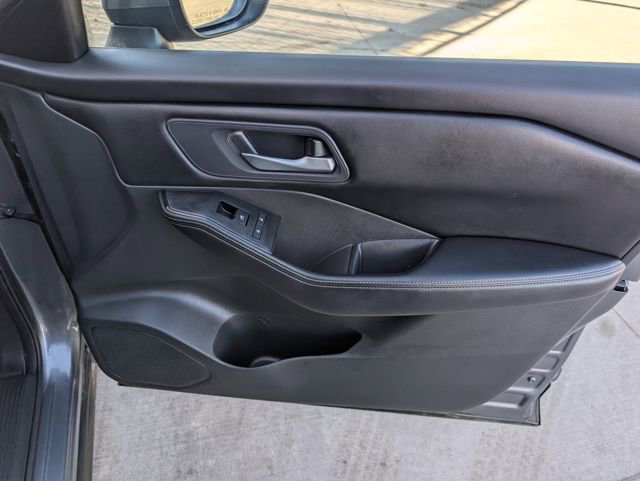 Used 2024 Nissan Rogue SV image 32