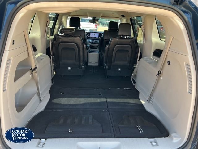 Used 2023 Chrysler Pacifica Touring-L image 18
