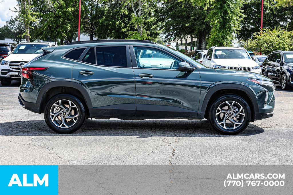Used 2025 Chevrolet Trax LT FWD image 9