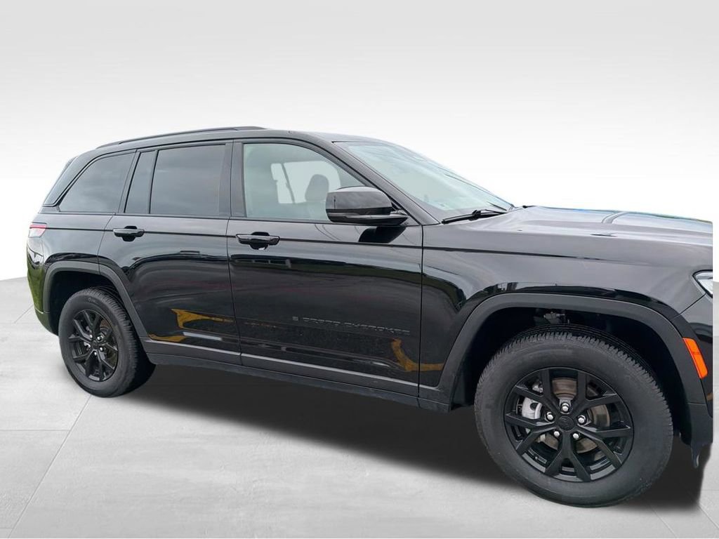 Used 2025 Jeep Grand Cherokee Altitude image 3